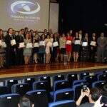 TCE-MS empossa 24 auditores estaduais de controle externo de concurso de 2013