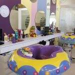 Salão de beleza tem cadeira de massagem para mães e espaço Kids com pula-pula pra crianças