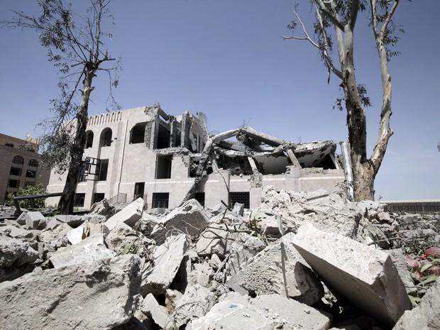 Aviões árabes bombardeiam Iêmen; EUA e houthis começam negociação