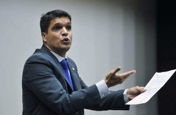 PSOL expulsa deputado por desacordo com estatuto e programa partidário