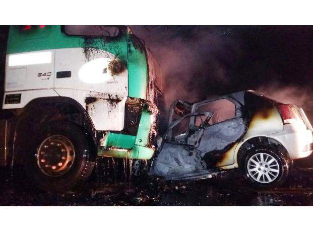 Vídeo: depois de colidir com carreta, carro explode e mata homem na BR-158
