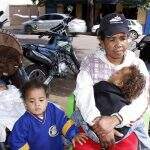 Na rua com três filhos pequenos, mãe pede abrigo e emprego