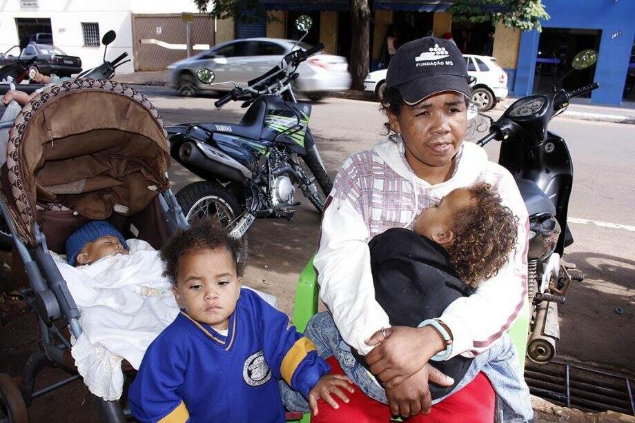 Na rua com três filhos pequenos, mãe pede abrigo e emprego