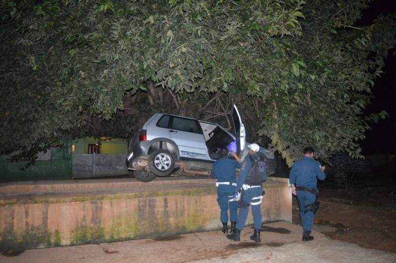 Motorista embriagado é preso após colidir em carro parado em frente de igreja