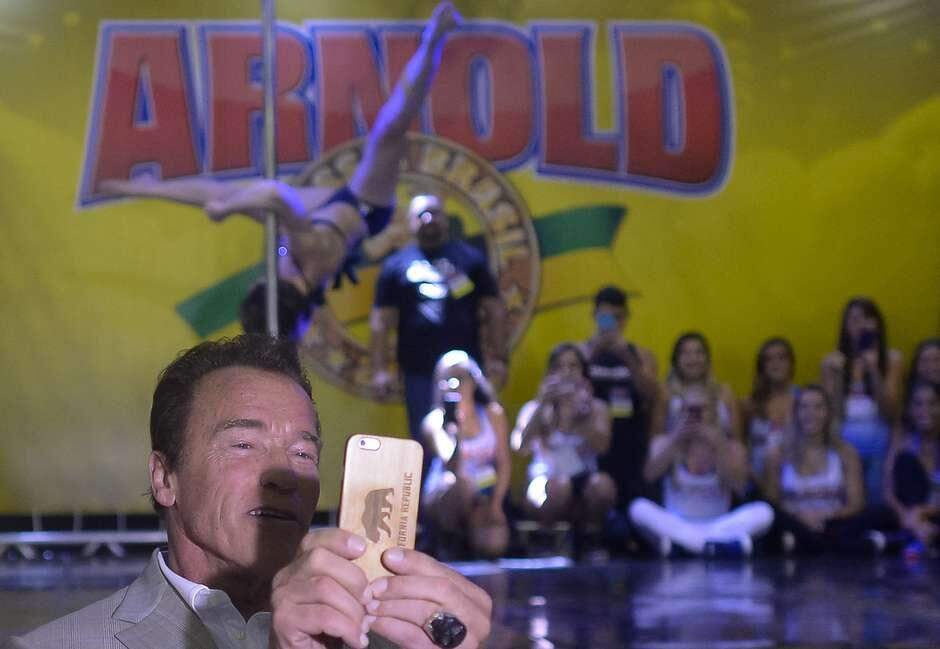 Arnold Schwarzenegger tira selfies em evento fitness no Rio