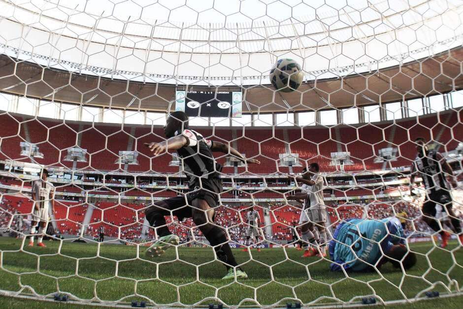Atlético-MG esquece Libertadores e faz 4 no Flu em Brasília