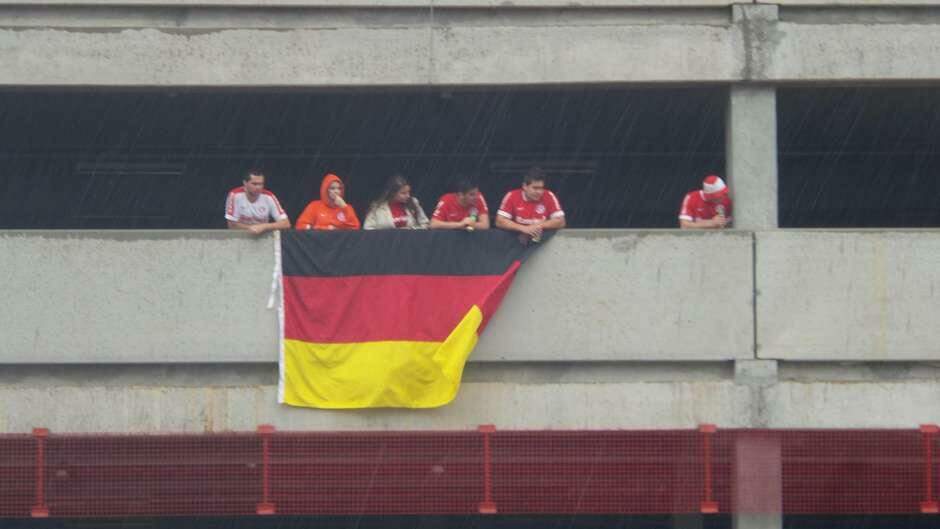 Colorados recebem Felipão com bandeira da Alemanha em final