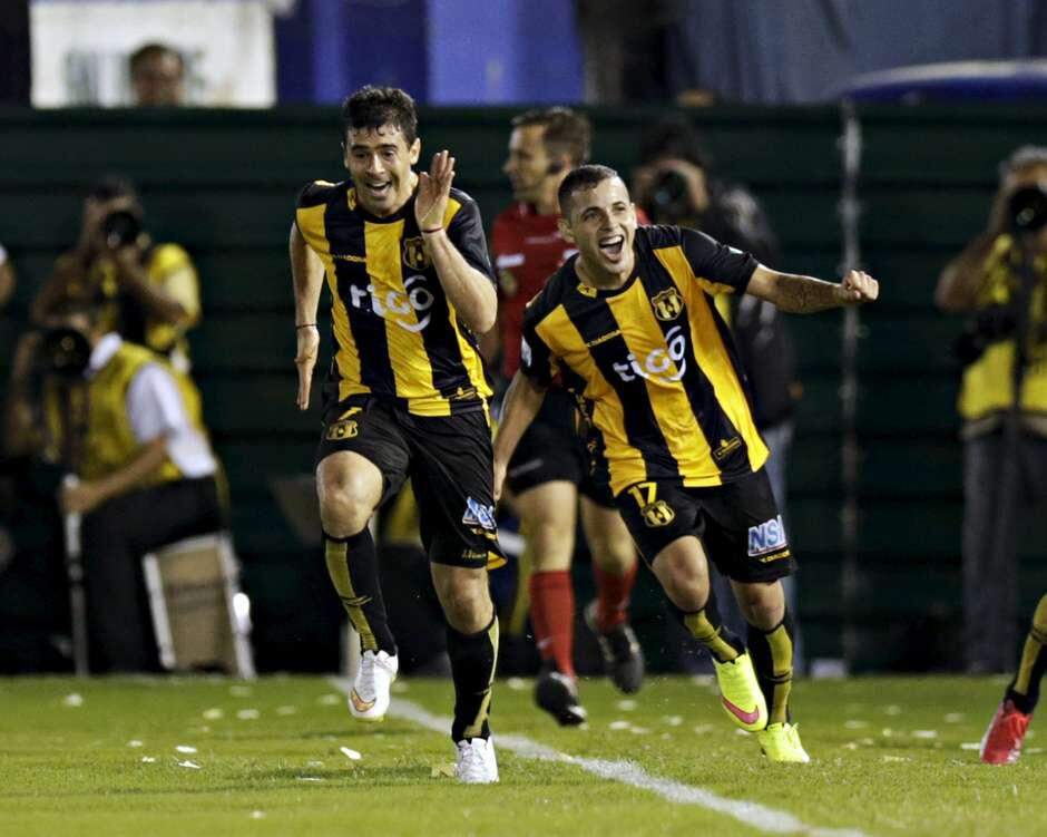 ‘Fantasma corintiano’ bate Racing e sai em vantagem nas 4ªs da Libertadores