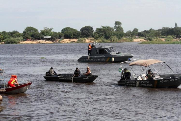 Equipes de socorro procuram por marinheiro que caiu no Rio Paraguai