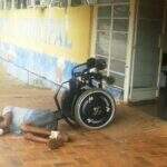 Paciente cadeirante é ‘esquecido’ e fica caído na frente de hospital no interior