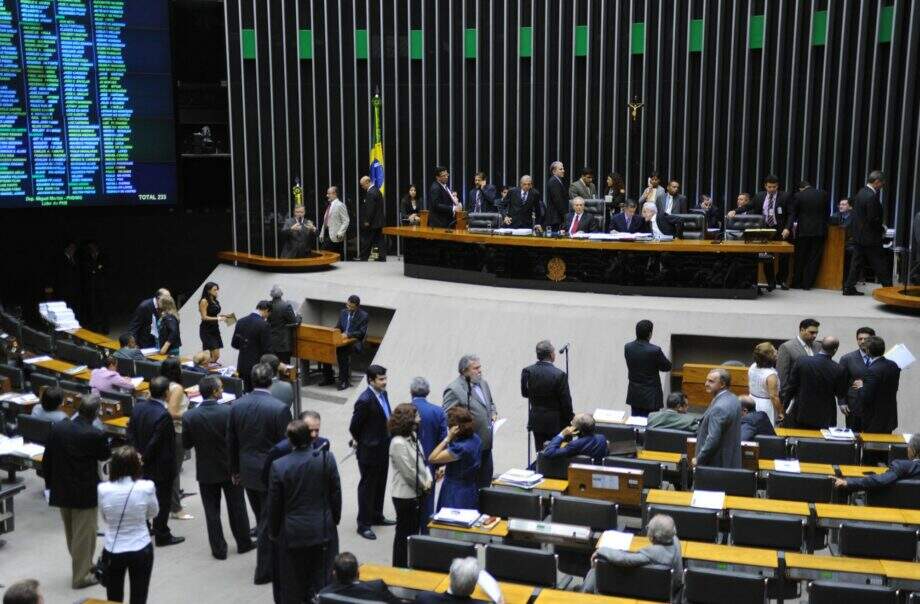 Cunha pode rever norma de retirada de dispositivos estranhos às MPs