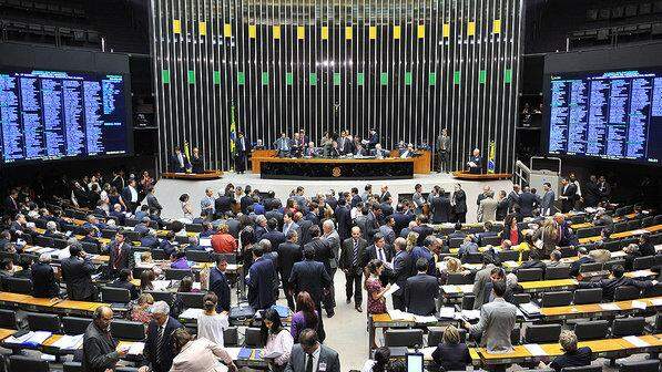 Câmara retoma votação da reforma política pelo financiamento de campanhas