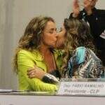 Daniela Mercury beija esposa no Congresso; Wyllys comemora