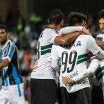 Que lambança! Coritiba vence Grêmio após gol contra grotesco