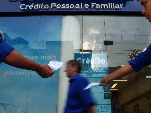 Demanda por crédito entre consumidores caiu 12,% em abril, diz Serasa