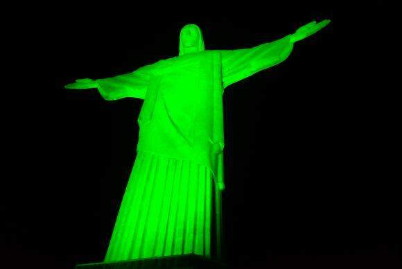 Cristo Redentor é iluminado de verde para chamar atenção contra o glaucoma