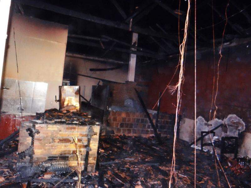 Pizzaria fica totalmente destruída após incêndio iniciado na parte elétrica