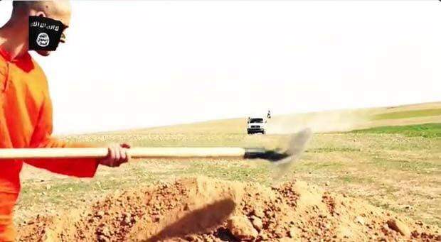 Estado Islâmico divulga vídeo em que refém na Síria cava a própria cova