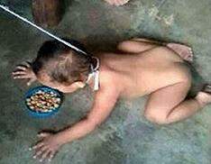 Mãe é detida por publicar no Facebook foto de bebê comendo no chão de coleira