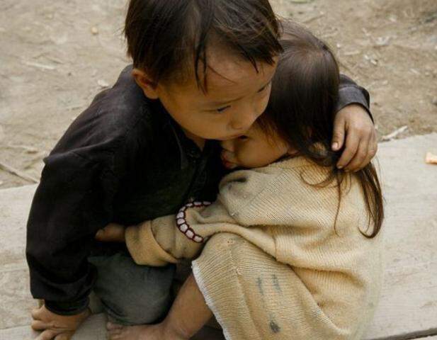 Foto viral de irmãos ‘de terremoto no Nepal’ foi tirada em 2007 no Vietnã