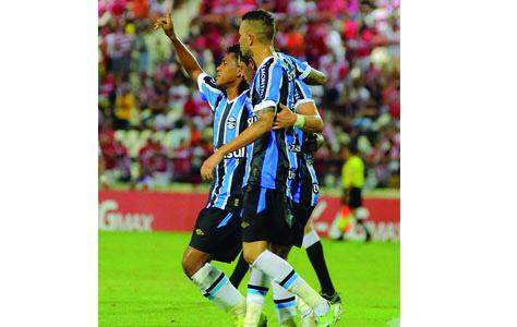 Com gols de jovem, Grêmio decide no 1º tempo e elimina CRB