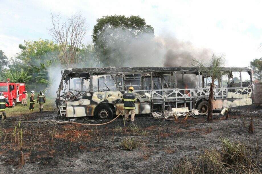 Fogo que começou em ‘montinho de lixo’ destruiu três ônibus escolares