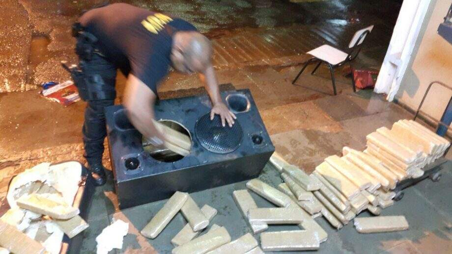 Paulista é presa por esconder droga em caixas de som automotivo para traficar