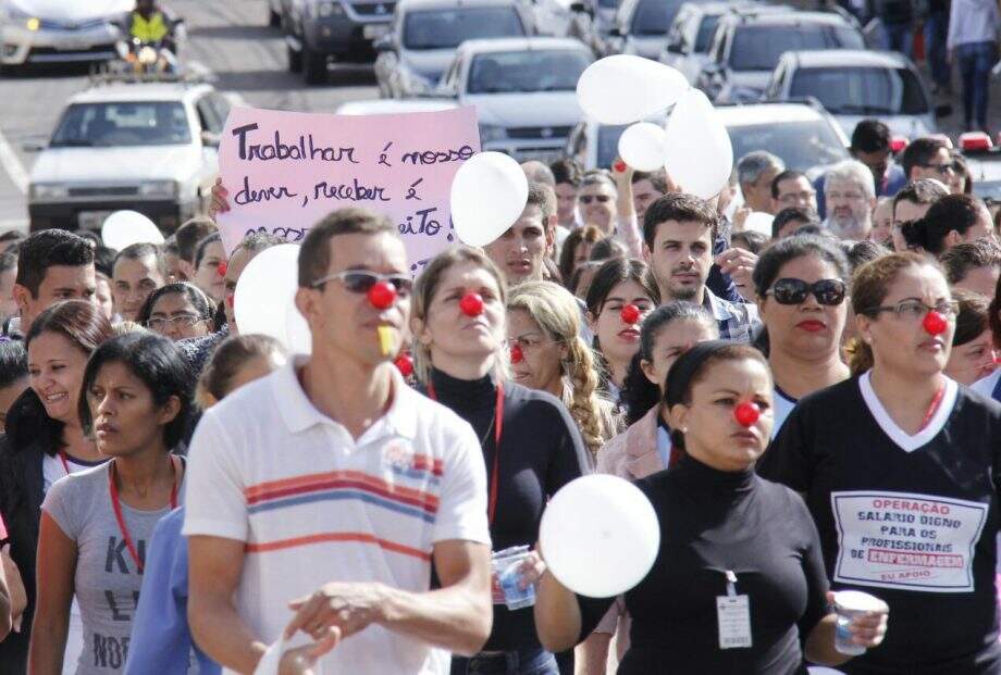 Por salários, servidores da Saúde protestam em frente da Sesau