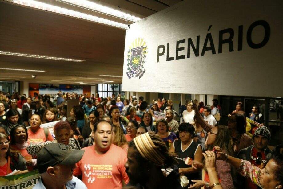 Reinaldo atende professores do Estado e retira projeto polêmico sobre eleições