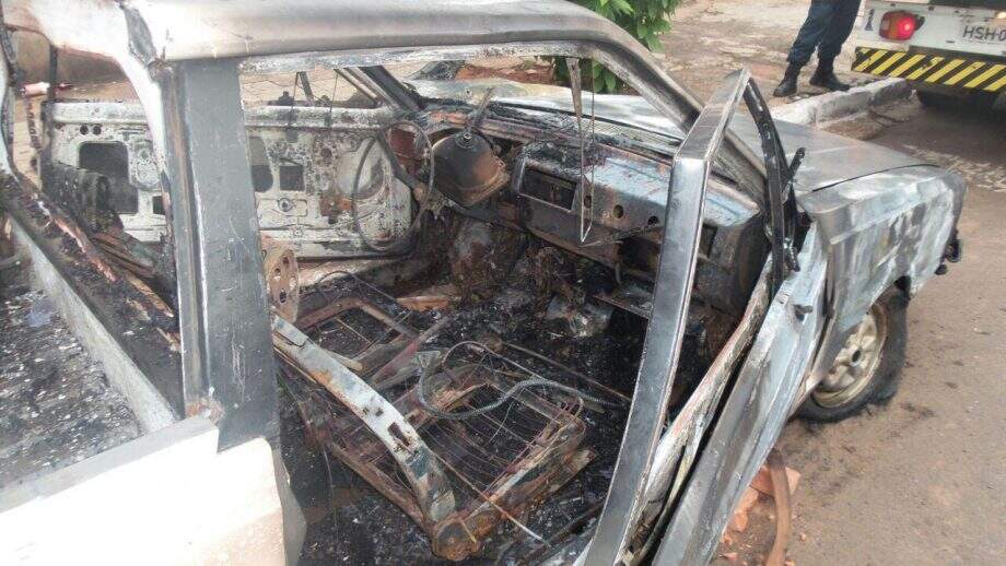 “Por farra” trio incendeia carro que estava fora da garagem