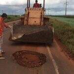 Cansados de esperar, produtores rurais tapam buracos de rodovias