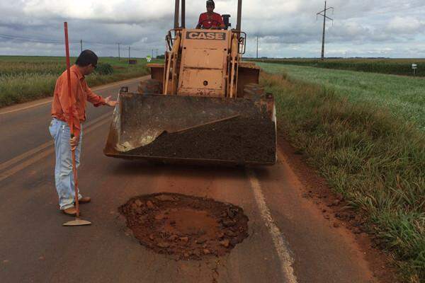 Cansados de esperar, produtores rurais tapam buracos de rodovias