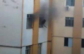Garota se desespera com incêndio e senta em janela de prédio