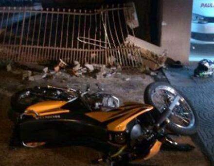Jovem morre ao perder controle de motocicleta Tornado e acertar muro