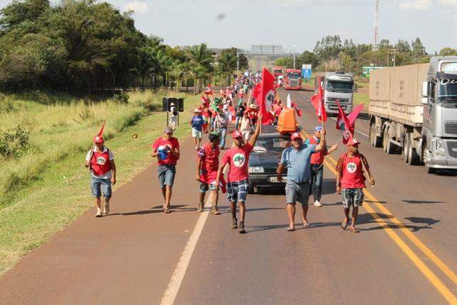 Manifestantes de movimentos sociais em marcha chegam a Campo Grande