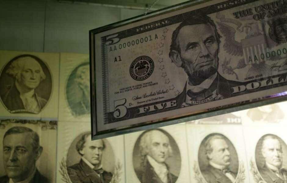 Dólar cai mais de 1% e passa a ser negociado abaixo de R$ 3