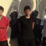 Jovens são presos ao serem flagrados pichando muro