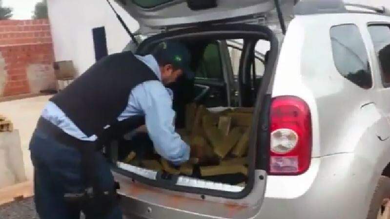 Vídeo mostra PM descarregando 580 kg de maconha apreendida após perseguição