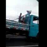 VÍDEO: garotos são flagrados brincando em carroceria de caminhão