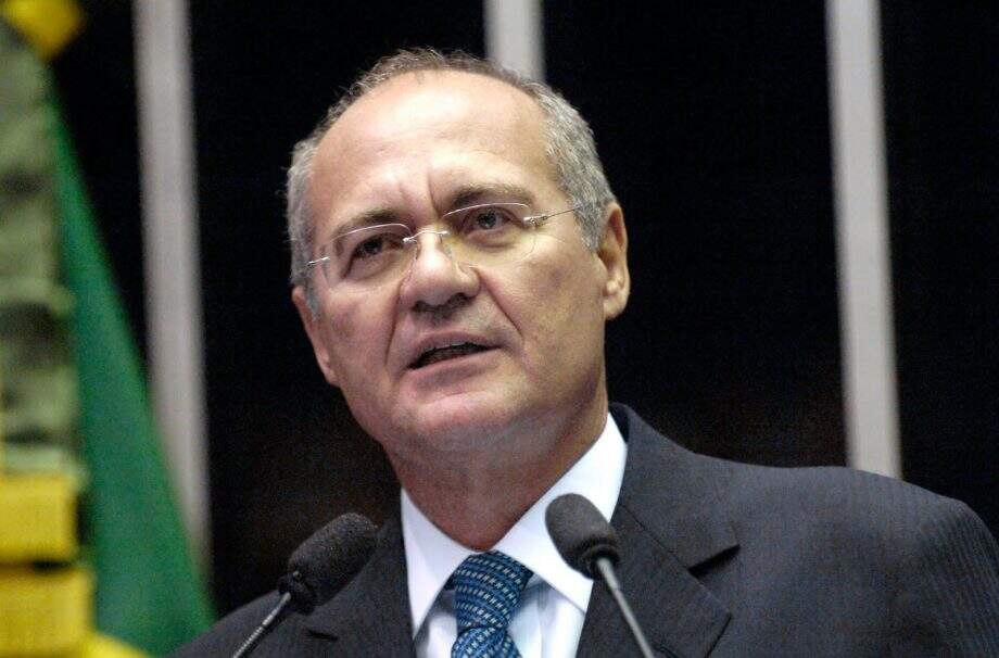 Dilma e Temer ‘perderam poder’ com PEC da Bengala, diz Renan