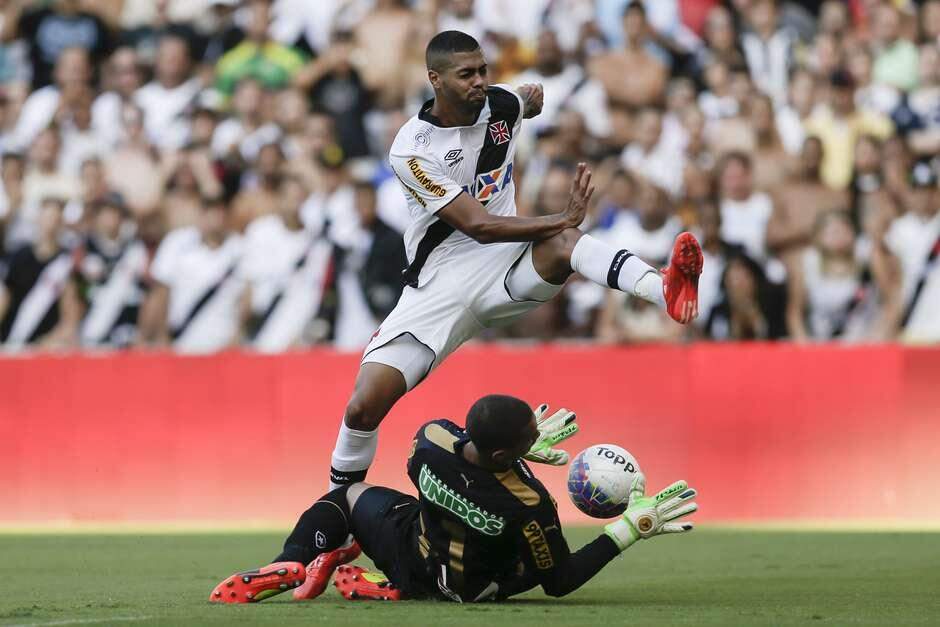 Vasco derrota Botafogo e vence Carioca após 12 anos