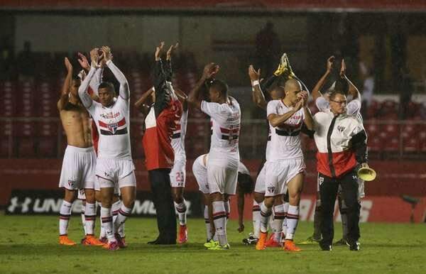 Mesmo com time misto, São Paulo é superior e bate Flamengo