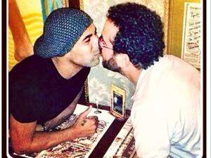 Torcida é condenada a R$ 20 mil por homofobia contra beijo gay de Sheik