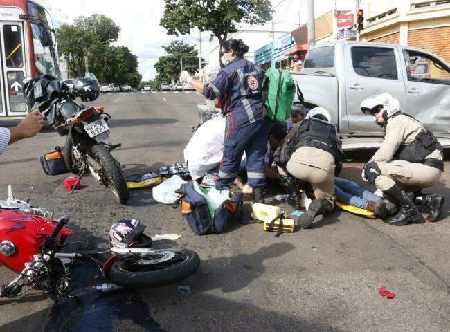 Motociclista fica em estado grave ao colidir em caminhonete no Centro