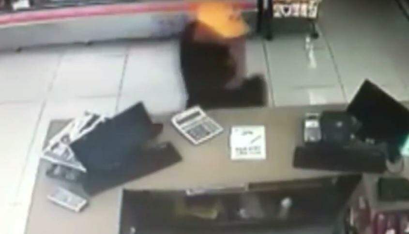 VÍDEO: câmeras de segurança flagram furto em açougue
