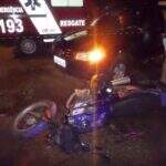 Motociclista colide em traseira de carro e desmaia após acidente