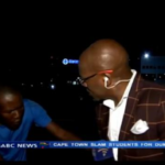 Vídeo: Repórter é assaltado em frente às câmeras na África do Sul