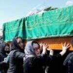 Afegãs rompem tradição e carregam caixão de mulher linchada