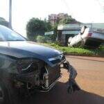 Motorista escapa ileso de colisão e capotagem na área central de Dourados