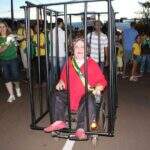 PROTESTO: enjaulado, professor encena prisão de Dilma na Capital